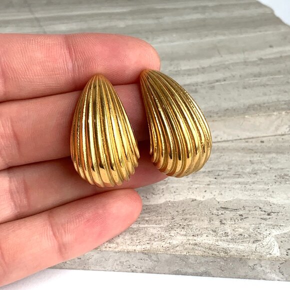 NEW ~ Anthropologie Amber Sceats Ribbed Hoop Gold Earrings - Picture 4 of 13